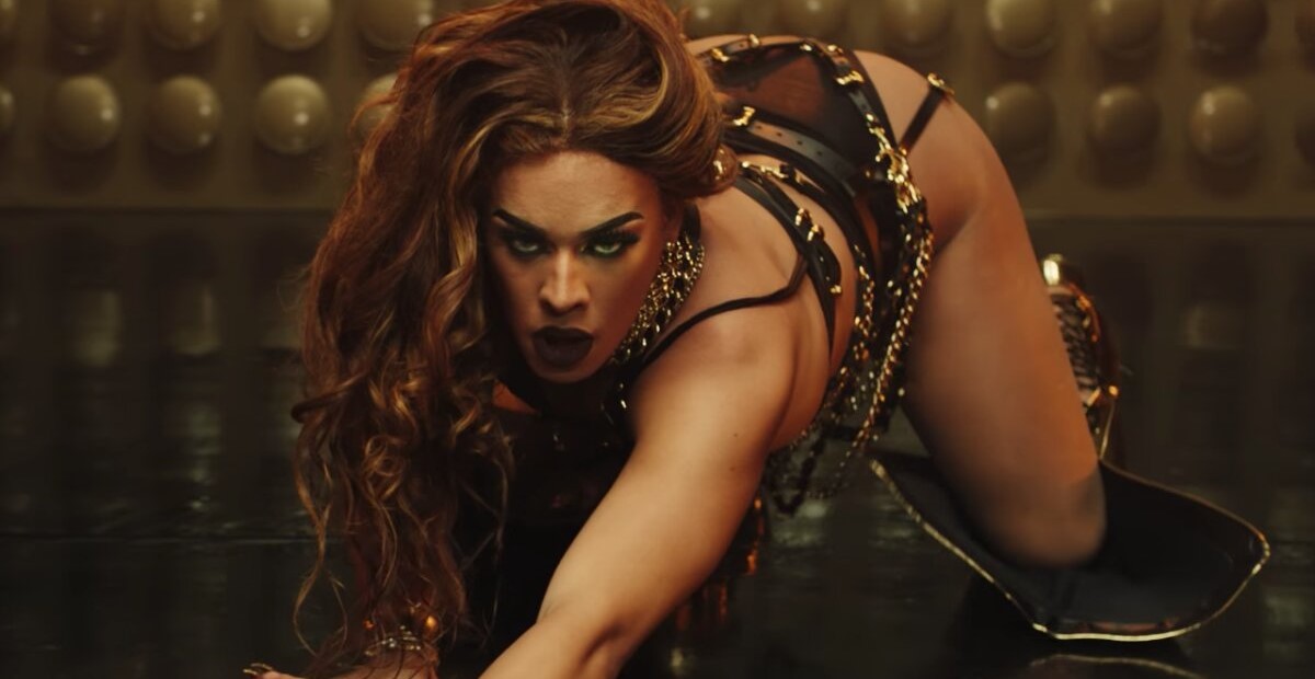 Glória Groove no clipe Bumbum de Ouro. Glória Groove no clipe Bumbum de Ouro.