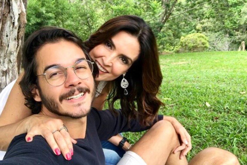 Túlio Gadelha e Fátima Bernardes juntos em parque. Túlio Gadelha e Fátima Bernardes juntos em parque.
