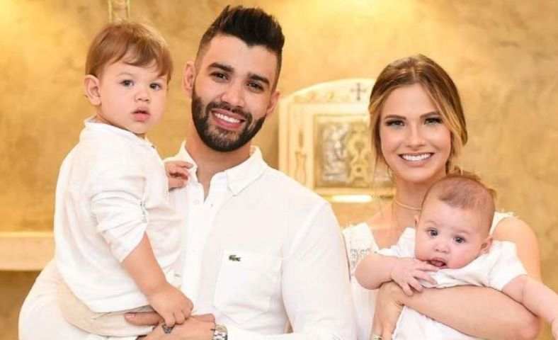 Gusttavo Lima com sua esposa Andressa Suita e seus dois filhos Gusttavo Lima com sua esposa Andressa Suita e seus dois filhos