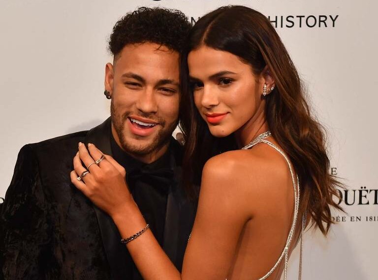 Casal Bruna Marquezine e Neymar durante evento Amfar em São Paulo. Casal Bruna Marquezine e Neymar durante evento Amfar em São Paulo.