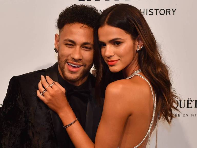 Casal Bruna Marquezine e Neymar durante evento Amfar em São Paulo. Casal Bruna Marquezine e Neymar durante evento Amfar em São Paulo.