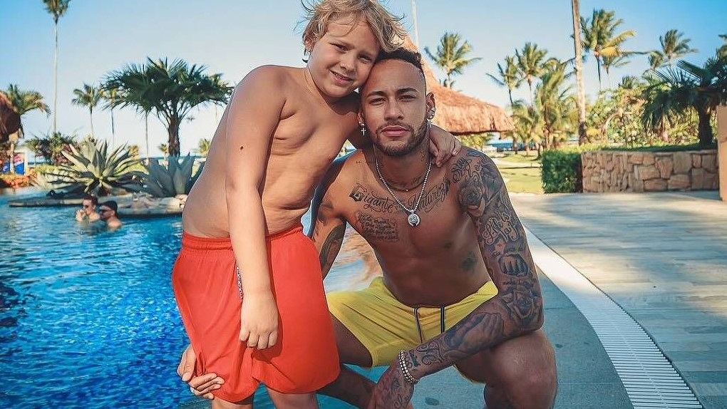 Neymar posa ao lado de seu filho Davi Lucca. Neymar posa ao lado de seu filho Davi Lucca.