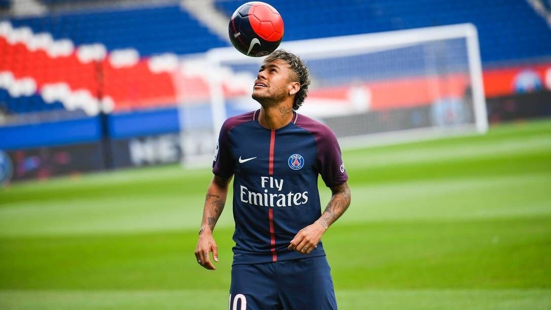 Neymar em apresentação ao clube francês em 2017. Neymar em apresentação ao clube francês em 2017.
