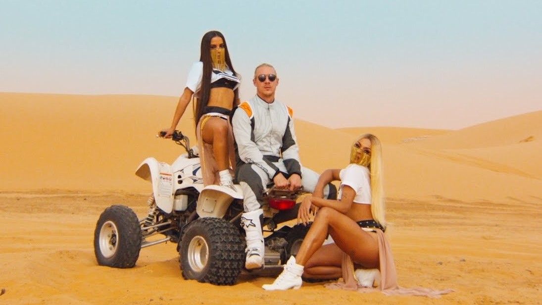 Pabllo Vittar, Anitta e Diplo durante as gravações do clipe em Marrocos. Pabllo Vittar, Anitta e Diplo durante as gravações do clipe em Marrocos.