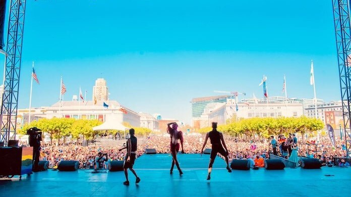 Pabllo Vittar em show na Parada do Orgulho LGBTQIA+ americana. Pabllo Vittar em show na Parada do Orgulho LGBTQIA+ americana.