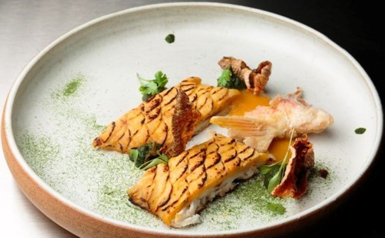 Dário Costa combinou peixe e banana. Dário Costa combinou peixe e banana.