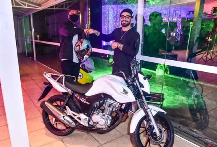 Felipe Titto presenteia entregador com moto Felipe Titto presenteia entregador com moto