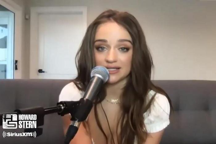 Joey King durante entrevista.