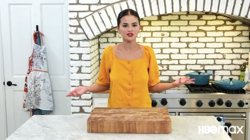 Selena Gomez em sua série de culinária da HBO Max. Selena Gomez em sua série de culinária da HBO Max.