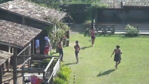 Peões de A Fazenda 12 tomam banho no lado externo da casa, após ficarem sem água encanada (Imagem: Play Pus/ Record)