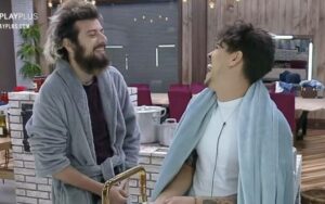 Biel e Cartolouco imaginam urinar nas coisas de Jojo Todynho em A Fazenda 12 (Imagem: Record)