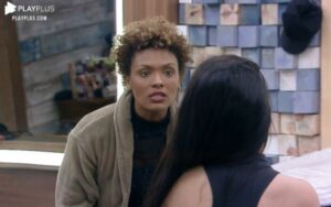 Depois de uma discussão tensa entre Mirela e Lidi em A Fazenda 2020, as peoas fazem as pazes (Imagem: Reprodução/ Record/ Play Plus)