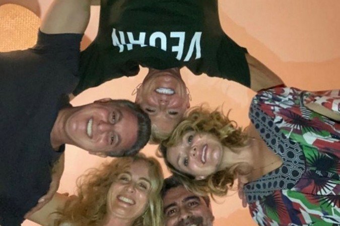 Reunião de Xuxa, Angélica, Eliana, Luciano Hulk e Junno Andrade. Reunião de Xuxa, Angélica, Eliana, Luciano Hulk e Junno Andrade.