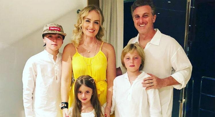 Luciano Hulk, Angélica e seus três filhos Luciano Hulk, Angélica e seus três filhos