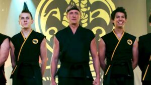 Elenco de Cobra Kai, Da esquerda para a direita: "Hawk" (Jacob Bertrand), Johnny Lawrence (William Zabka) e Miguel (Xolo Maridueña). Imagem: Reprodução