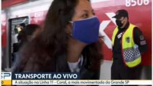 Indignada, a cidadã Jaqueline disparou um palavrão ao vivo durante reportagem na Globo do jornalista Bernardo Bertolloto ( Imagem/ Reprodução)