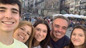 Gugu Liberato ao lado dos filhos e Rose Miriam durante viagem (Imagem/ Instagram)