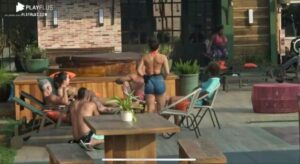 Jojo Todynho berra com a produção de A Fazenda 12 e assusta peões do lado externo da casa (Imagem: Record TV)