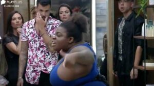 Jojo Todynho tem ataque de fúria após noite de votação e desconta raiva em garrafa de água (Imagem: Reprodução Play Plus/ Record)
