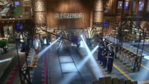 Na Prova do Fazendeiro Roça 2, os peões tiver que moer cana além de terem boa mira e agilidade. Narizinho saiu na frente e venceu (Imagem: Reprodução / Record)
