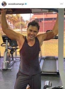 Zezé Di Camargo mostra que pega cedo na malhação (Imagem: Instagram)
