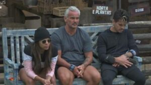 Em A Fazenda 12, Biel conversa com Tays e Mateus Carrieri. (Imagem: Play Plus)