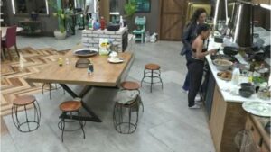 Em A Fazenda 12, Luiza Ambiel diz para Mirella que maioria da casa irá em Jakelyne e funkeira parece aderir a combinação (Imagem: Play Plus)