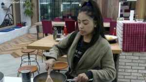 Mirella gosta de cozinhar em A Fazenda 12, mas limpar o fogão a peoa deixa para outra pessoa (Imagem: Reprodução/ Play Plus)