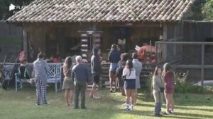Divisão de tarefas em A Fazenda 12 tem guerra entre peões para cozinhar (Imagem: Reprodução/ Play Plus)