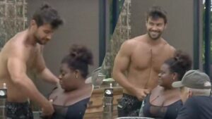 Peões caem na gargalhada com Mariano e Jojo Todynho em A Fazenda 12 (Montagem: Reseller Web)