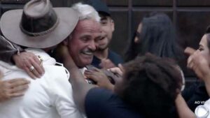 Mateus Carrieri é recebido com festa após se salvar de eliminação de A Fazenda 12 (Imagem: Reprodução/ Record)