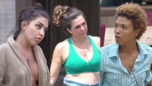 A Fazenda 12, MC Mirella, Luisa Ambiel e MC Mirella discutem por causa de baldes (Montagem: Reseller Web)