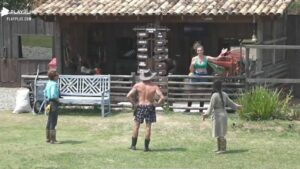 Juliano Ceglia tenta acalmar os nervos das peoas em A Fazenda 12 (Imagem: Reprodução/ Play Plus/ Record)