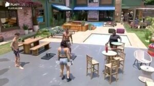 Nova briga em A Fazenda 12 aconteceu nessa tarde na parte externa da casa e tumultuou treino dos peões (Imagem: Reprodução/ Play Plus)