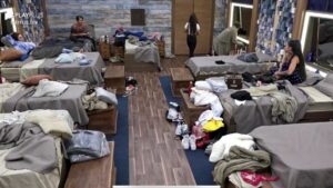 Stéfani Bays sai batendo porta do quarto em A Fazenda 12 após discussão com Luiza (Imagem: Reprodução Play Plus)