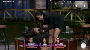 Tays cai no choro em A Fazenda 12 após descobrir que ainda está no jogo (Imagem: Reprodução/ Record TV)