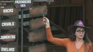Em A Fazenda 2020, Luiza Ambiel distribui tarefas para os peões (Imagem: Reprodução Play Plus/ Record)
