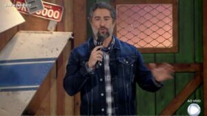 Marcos Mion pede desculpa ao público por não segurar a emoção em A Fazenda 2020 (Imagem: Reprodução/ Record TV)