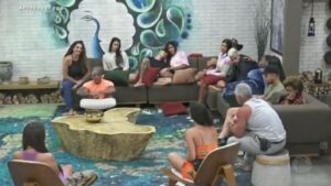 Durante barraco entre Luiza e Mateus, peões apenas observam as atitudes de cada um em A Fazenda 2020 (Imagem: Reprodução/ Record TV)