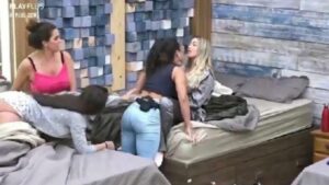 Raissa perde o controle e parte para cima de Carol Narizinho em A Fazenda 2020 (Imagem: Reprodução)