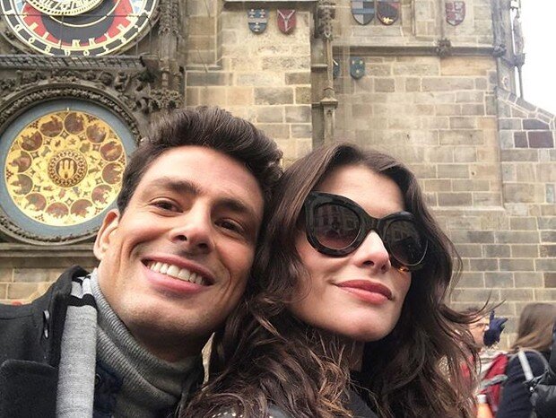 Cauã Reymond e Alinne Moraes durante gravações internacionais. Cauã Reymond e Alinne Moraes durante gravações internacionais