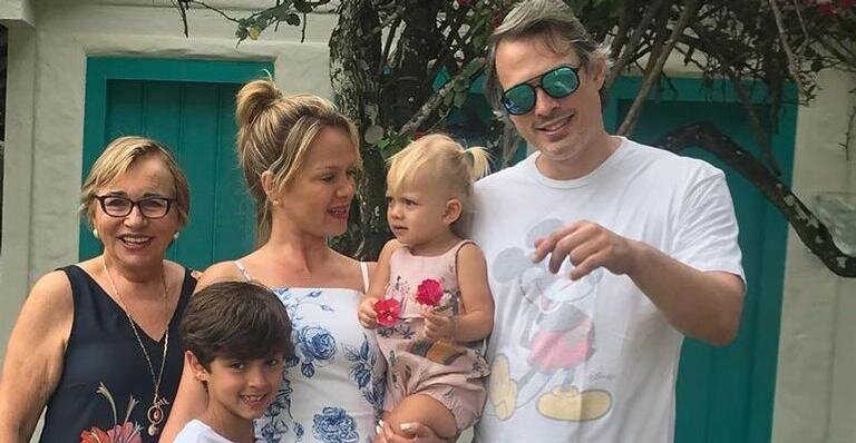 Apresentadora Eliana posa ao lado de sua família em clique raro Apresentadora Eliana posa ao lado de sua família em clique raro