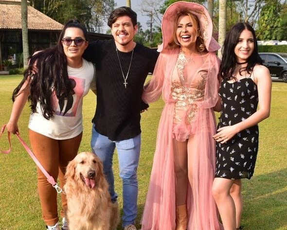 Joelma reúne os três filhos em Live