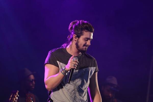Cantor Luan Santana em show recente Cantor Luan Santana em show recente