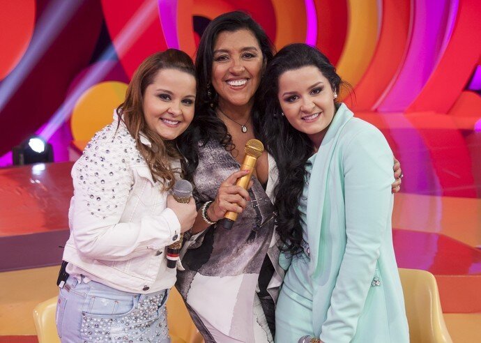 A dupla sertaneja Maiara e Maraísa no início da carreira com a Regina Casé A dupla sertaneja Maiara e Maraísa no início da carreira com a Regina Casé
