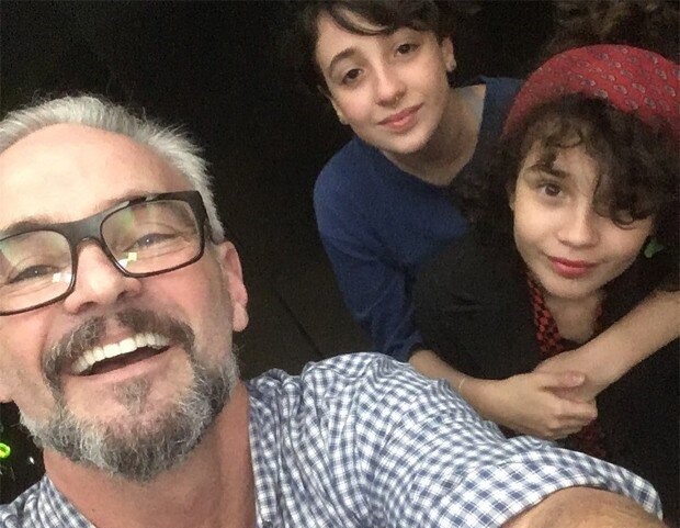 Mateus Carrieri A Fazenda 2020 e suas duas filhas Mateus Carrieri A Fazenda 2020 e suas duas filhas