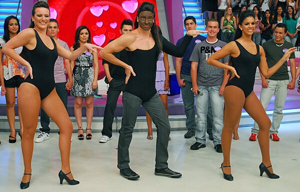 Apresentador Rodrigo Faro em quadro de seu programa Dança Gatinho Apresentador Rodrigo Faro em quadro de seu programa Dança Gatinho