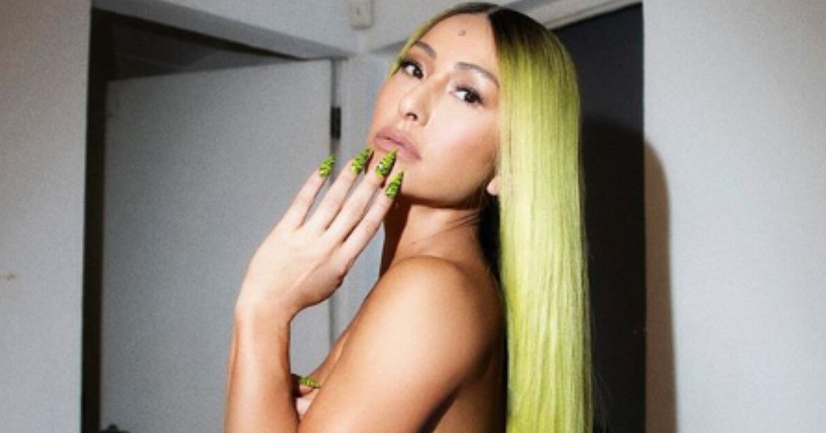 Sabrina Sato aparece apenas de calcinha e cabelo verde Sabrina Sato aparece apenas de calcinha e cabelo verde