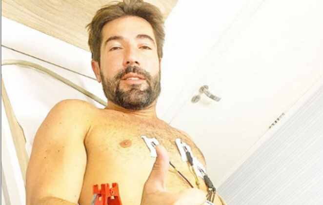 Sandro Pedroso posta foto deitado em maca de Hospital e comenta: "Livramento" Sandro Pedroso posta foto deitado em maca de Hospital e comenta: "Livramento"