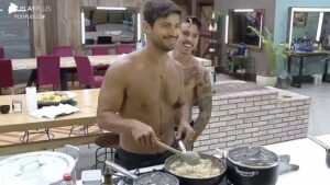 Mariano e Tays preparam o almoço de A Fazenda 12 para os peões da casa (Imagem: Reprodução/ Play Plus)